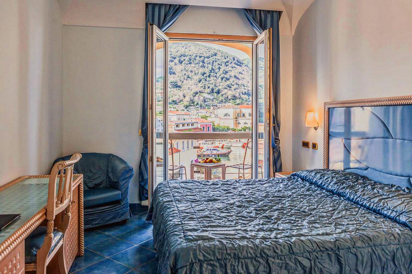 Lastminute Terme Ischia Fine Maggio: Offerta con Cure, Massaggi e Pacchetto Vacanza al 4 Stelle Aragona Palace